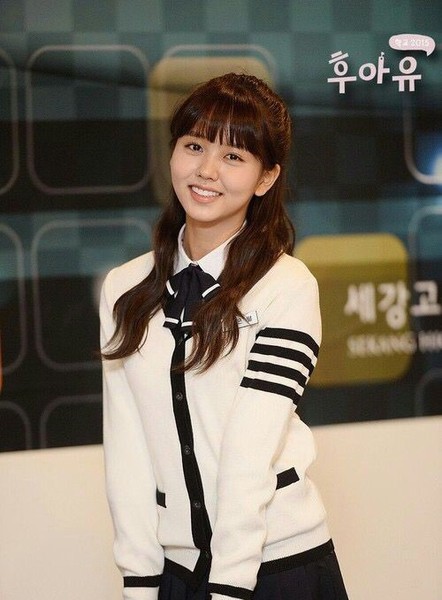 Kim So Hyun là một trong những ngôi  sao trẻ hứa hẹn tỏa sáng trên màn ảnh Hàn 2016. Sinh năm 1999, Kim So Hyun bắt đầu sự nghiệp diễn xuất từ khi 10 tuổi.